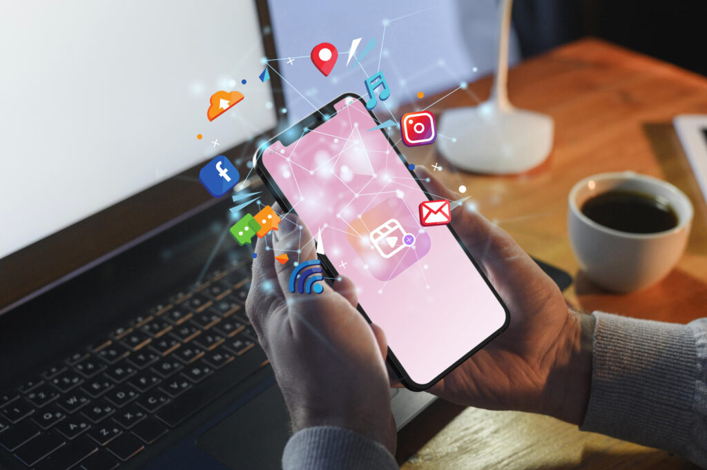 manos sosteniendo el concepto de redes sociales de telefonos inteligentes
